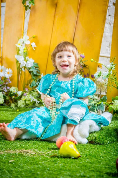 Baby girl with apples — Stock Photo, Image