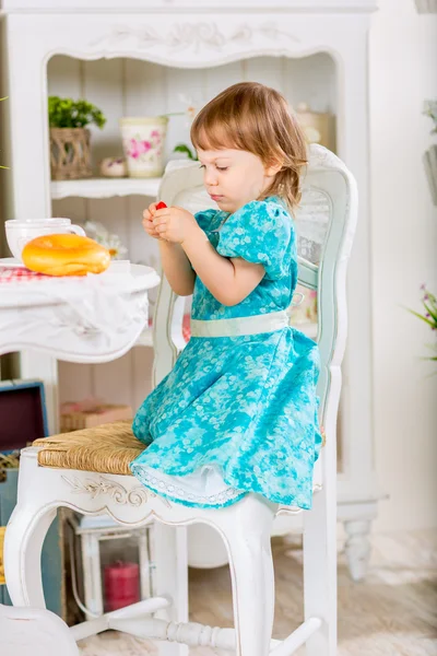 かわいい赤ちゃんを食べる — ストック写真