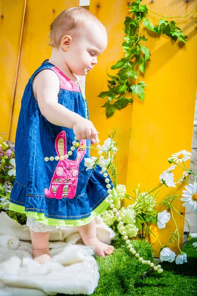 Menina bebê com pérolas — Fotografia de Stock