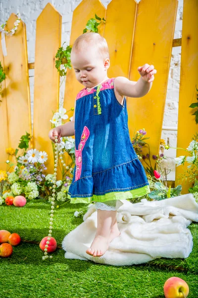 Baby flicka med röda äpplen — Stockfoto