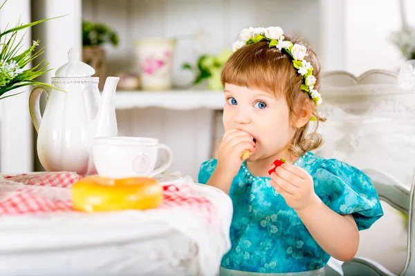 Pretty baby eating — Stock Photo, Image
