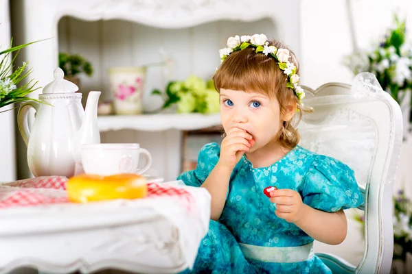 Söt baby äter — Stockfoto