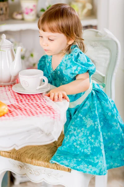 かわいい赤ちゃんを食べる — ストック写真