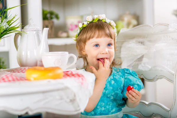 Carino bambino mangiare — Foto Stock