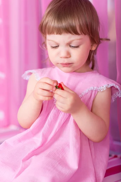 Girl eating strawberry — Stock Photo, Image