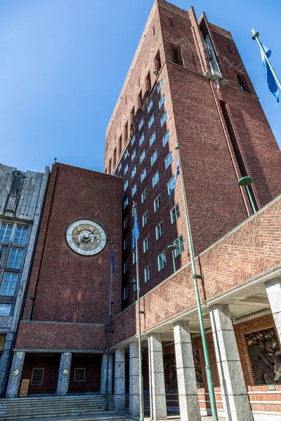 Stadhuis en monument — Stockfoto