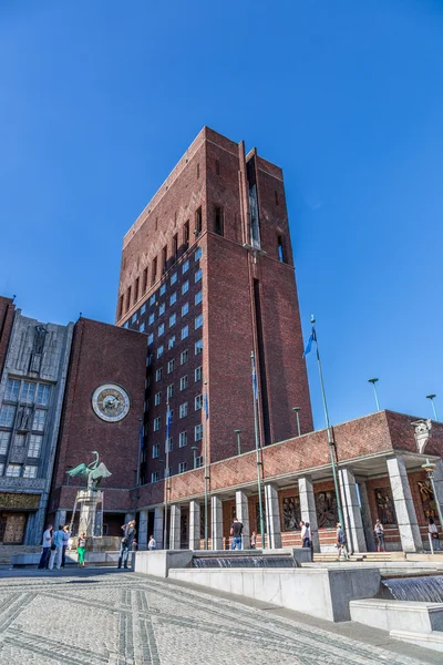 Ayuntamiento y monumento — Foto de Stock