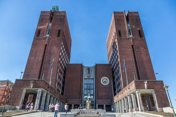 Radnice a památník — Stock fotografie