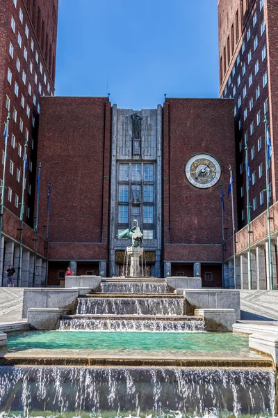 Stadhuis en monument — Stockfoto