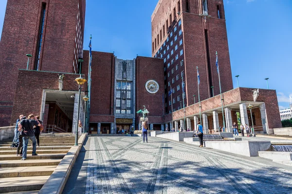 Stadhuis en monument — Stockfoto