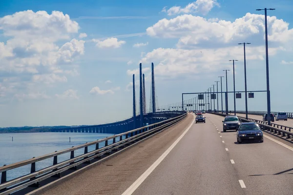 Traffico sul grande ponte — Foto Stock