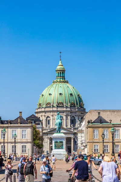 Slottet med statyn av Frederick V — Stockfoto