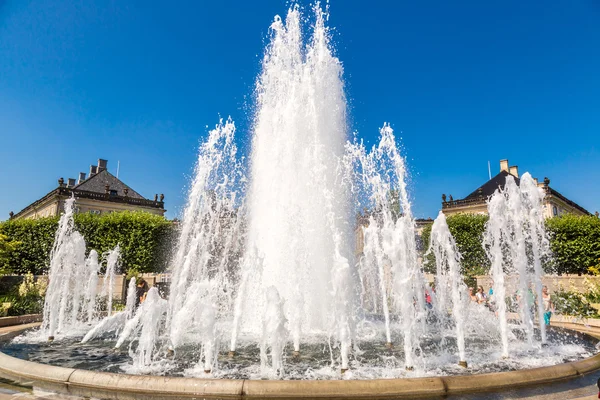 Une fontaine dans le jardin Amalie — Photo