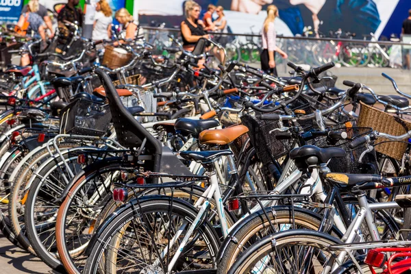 Viele abgestellte Fahrräder — Stockfoto