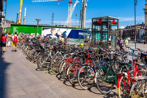 Muitas bicicletas estacionadas — Fotografia de Stock