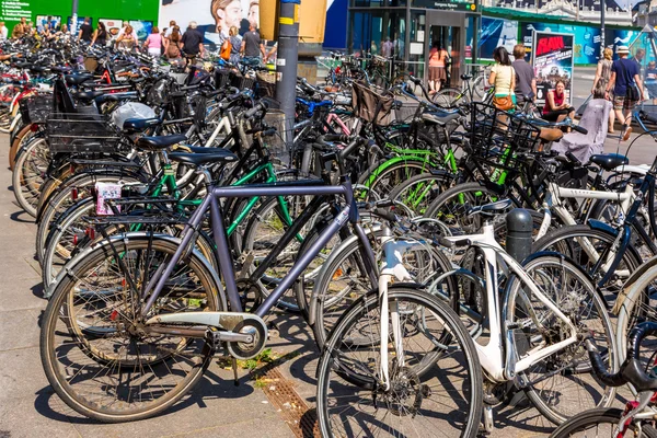 Viele abgestellte Fahrräder — Stockfoto