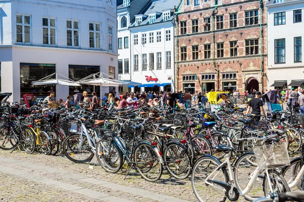 Beaucoup de vélos garés — Photo