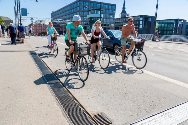 Personnes faisant du vélo à Copenhague — Photo