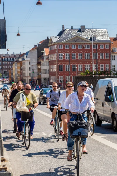 Pessoas de bicicleta em copenhagen — Fotografia de Stock