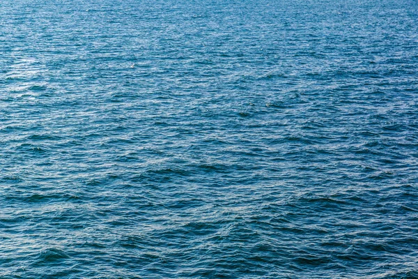 Superficie azul del mar con olas — Foto de Stock