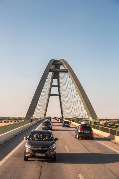 Traffico sul grande ponte — Foto Stock