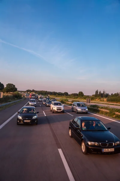 Bilkö på en motorväg — Stockfoto