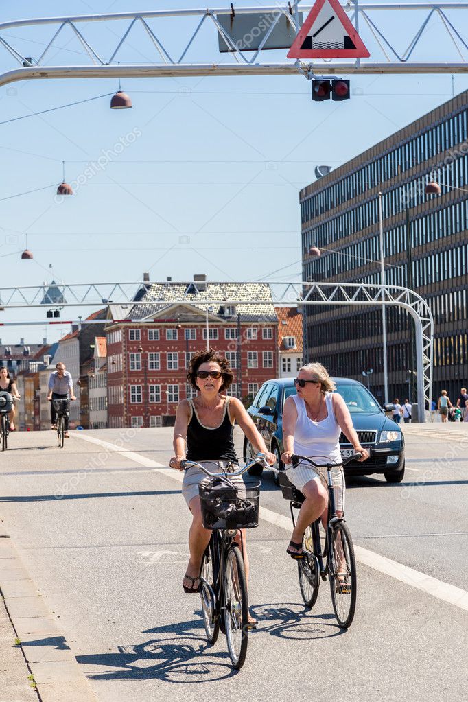 Gente en bicicleta en Copenhague — Foto editorial de stock