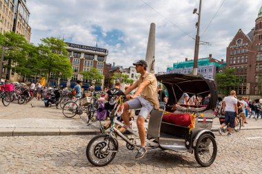 İnsanlar binicilik bisiklet