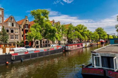 Amsterdam kanalları ve tekneler, Hollanda, Hollanda.