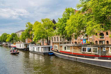 Amsterdam kanalları ve tekneler