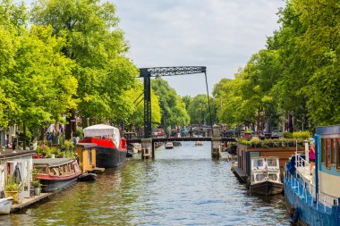 Amsterdam kanalları ve tekneler