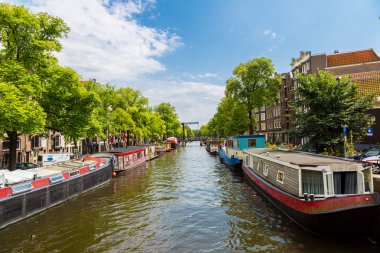 Amsterdam kanalları ve tekneler