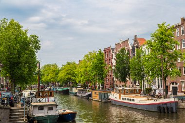 Amsterdam kanalları ve tekneler