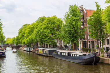 Amsterdam kanalları ve tekneler
