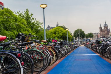 Amsterdam'da Bisiklet park yeri