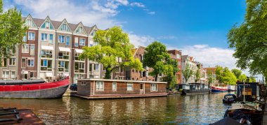 Amsterdam kanalları ve tekneler, Hollanda, Hollanda.