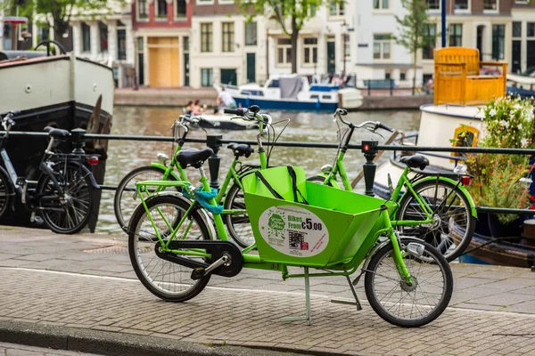 Fahrradabstellplätze in der Stadt — Stockfoto