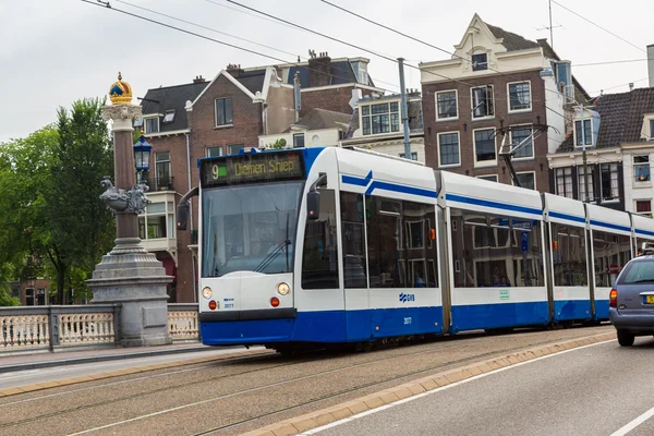 Moderní tramvaj v Amsterdamu — Stock fotografie