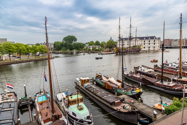 Amsterdamse gracht en boten — Stockfoto