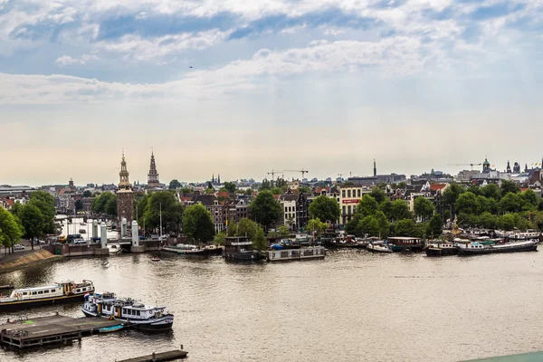 阿姆斯特丹运河和船 — 图库照片