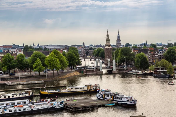 Amsterdam canal and  boats — Stock Photo, Image