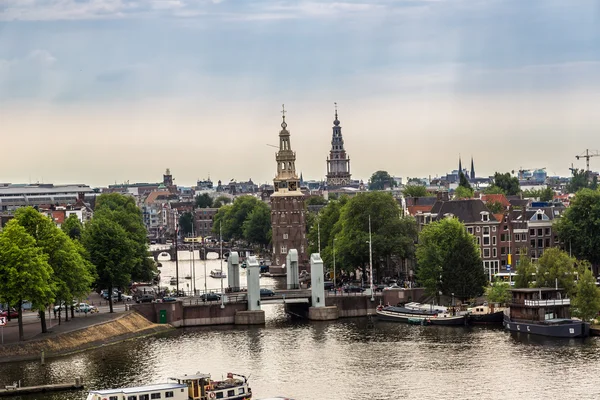 Canal d'Amsterdam et bateaux — Photo