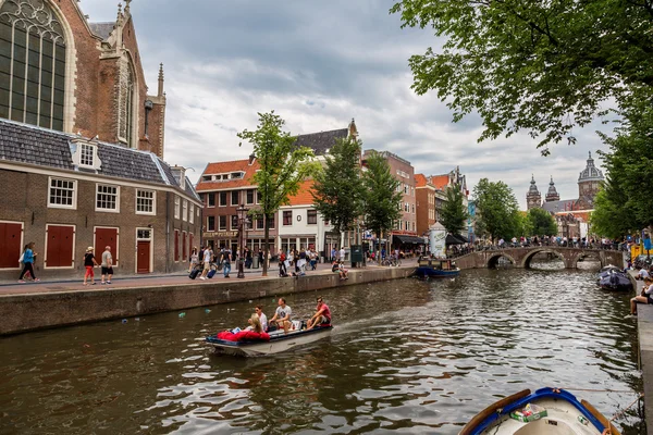 Kanaal en St. Nicolas Church — Stockfoto