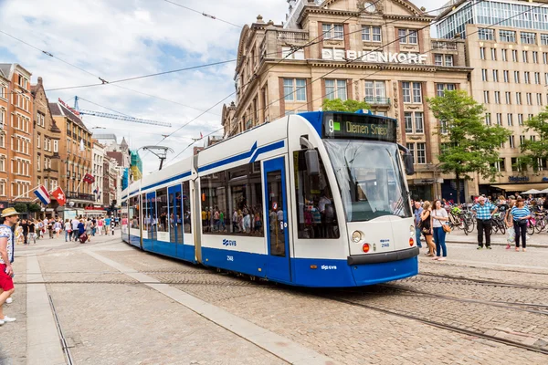 Nowoczesny tramwaj w Amsterdamie — Zdjęcie stockowe