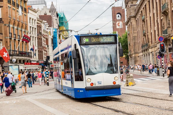 Nowoczesny tramwaj w Amsterdamie — Zdjęcie stockowe