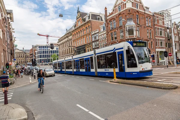 Moderní tramvaj v Amsterdamu — Stock fotografie