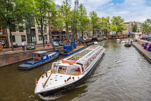 Amsterdam kanal ve tekneler — Stok fotoğraf