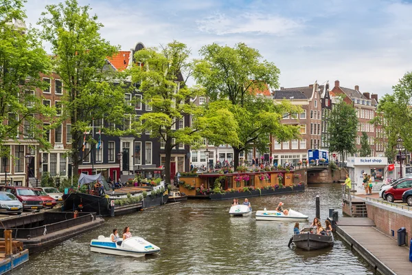 Amsterdam kanal ve tekneler — Stok fotoğraf