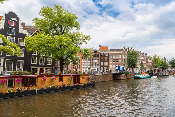 Amsterdam canal y barcos —  Fotos de Stock