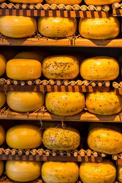 Ruedas de queso en la tienda —  Fotos de Stock